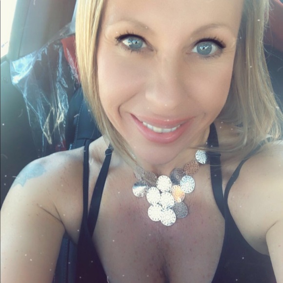 Meet your Posher, Lori - Picture 2 of 6